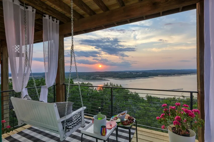 180° Lake Views Romantic Sunsets Couples Hideaway - Image 1