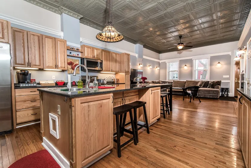 High-End South Side 4 Bedroom House, sleeps 15! - Image 1