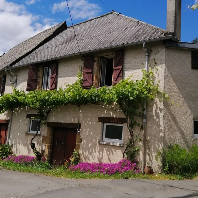 Family home on the banks of the Vézère - Image 1