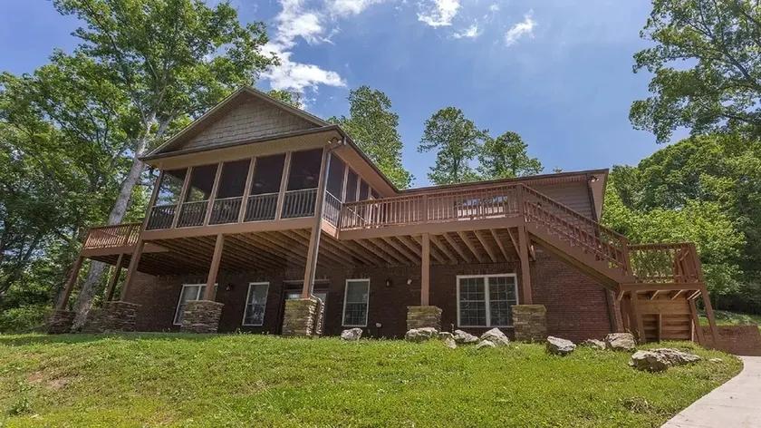 Come have fun in the sun on the Tennessee River with a private dock - Image 1