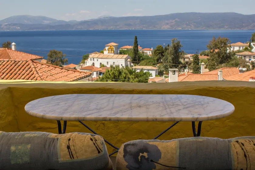 Traditional island house in the heart of Hydra - Image 1