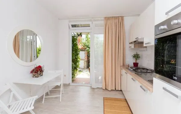 Green Garden Cozy Apartment - Image 1