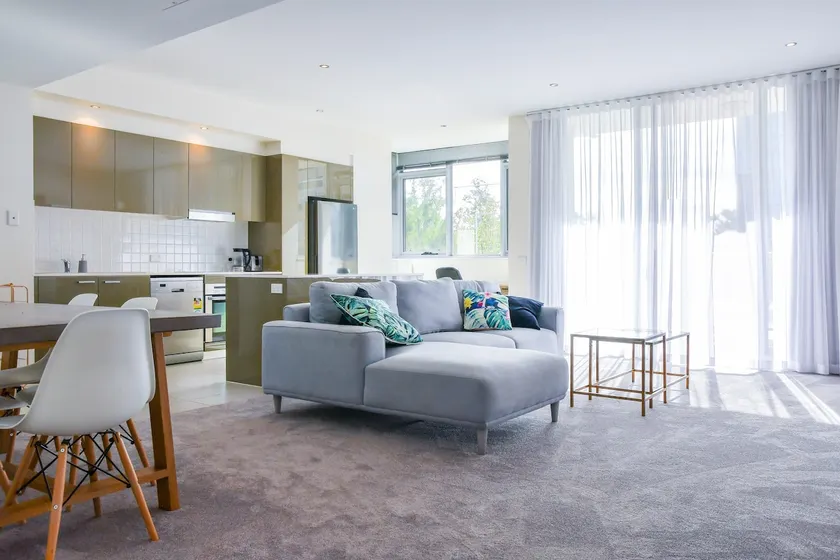 Spacious sun-drenched apartment, centrally located - Image 1