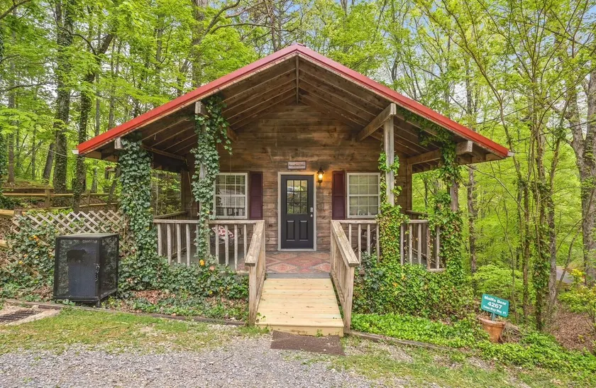 1 Bedroom Cabin Near Gatlinburg at Critter Retreat - Image 1