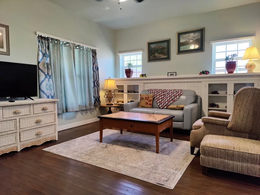 Retro Bungalow - 3 Beds/2 Baths - No Chores! - Image 1