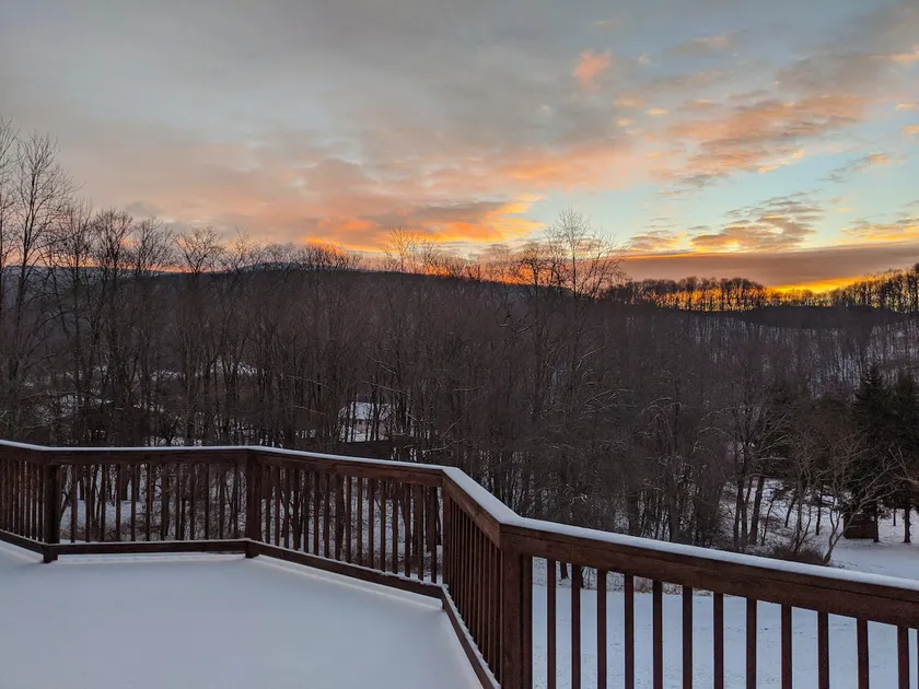 Large lodge w/ game room, fire pit + private suite - Image 1