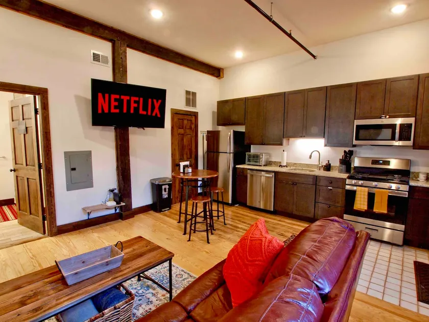 Entire Furnished Unit ~ Short Walk to Downtown - Image 1