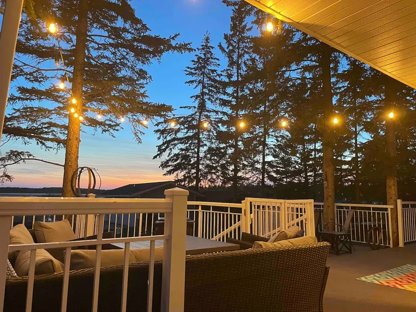 Cozy, quiet, year-round Lakefront Oasis w/Hot Tub - Image 1
