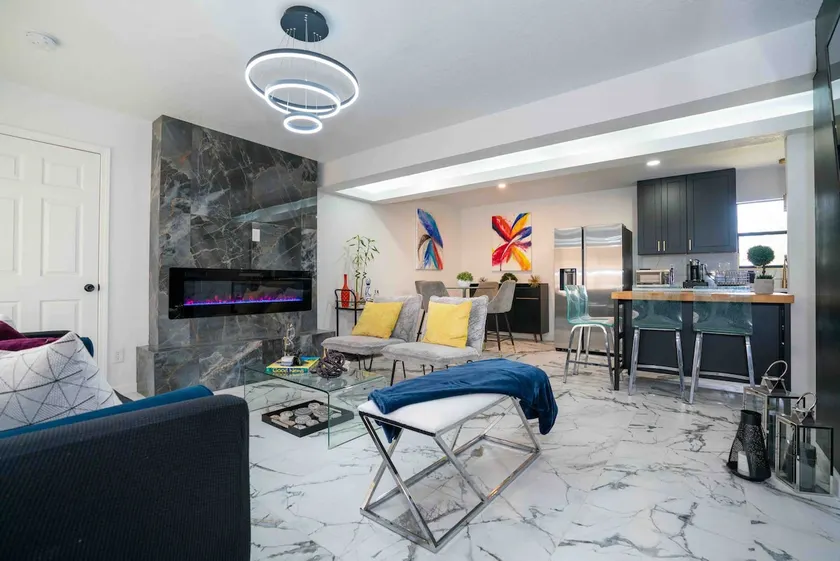 Stylish~Renovated 4Br/2BAT 3MinAirport 10MinDowtn - Image 1