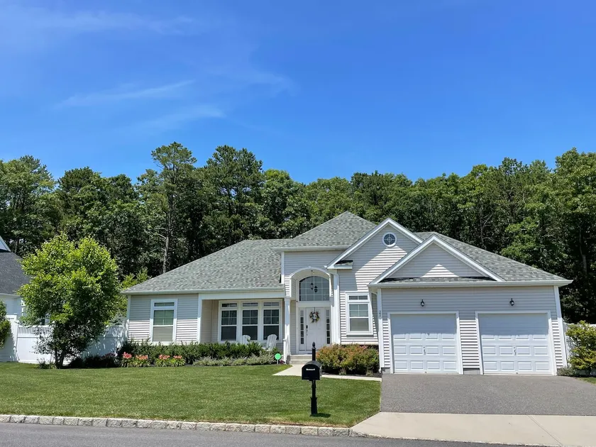 Vacation home with pool by the North Fork - Image 1