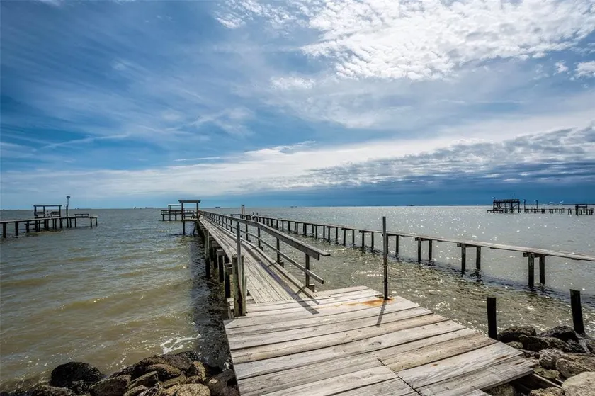 Waterfront Bay House w/ 300’ Lighted Fishing Pier - Image 1