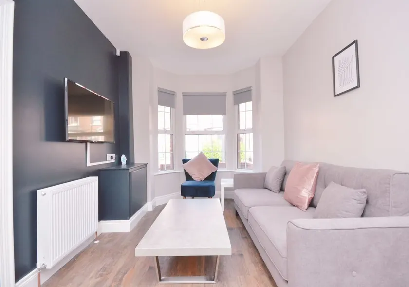 No2 Queens Quarter House Family and Corporate Ready 3 Bed & 2 Bath - Image 1