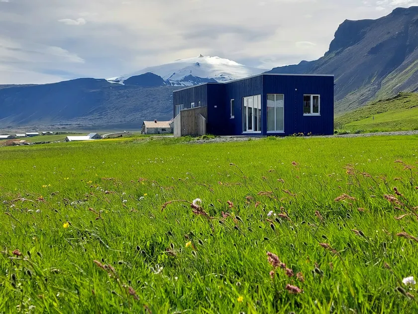 Spectacular glacier and ocean view at Stóri Kambur - Image 1