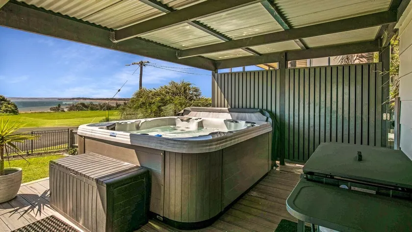 Gokus Shack Rural and water views with a spa - Image 1