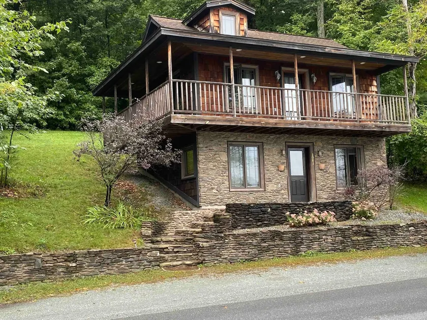 Cozy stone faced cottage on Lake Bomoseen. - Image 1
