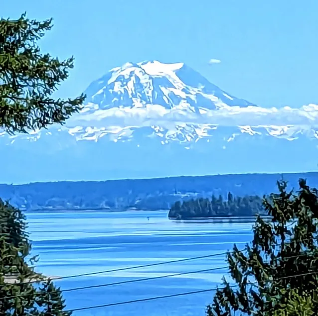Family Getaway Rainier View Walk to Marina Shore - Image 1