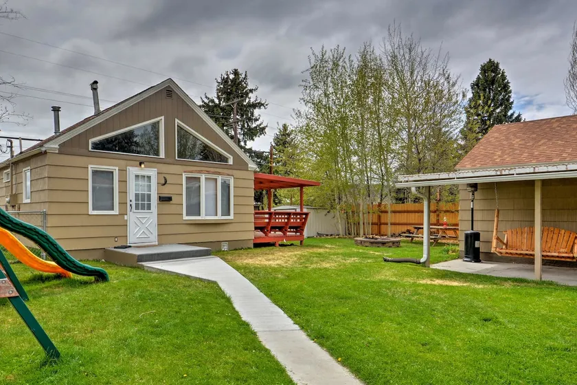 Cozy Garden Bungalow with Parking - Image 1