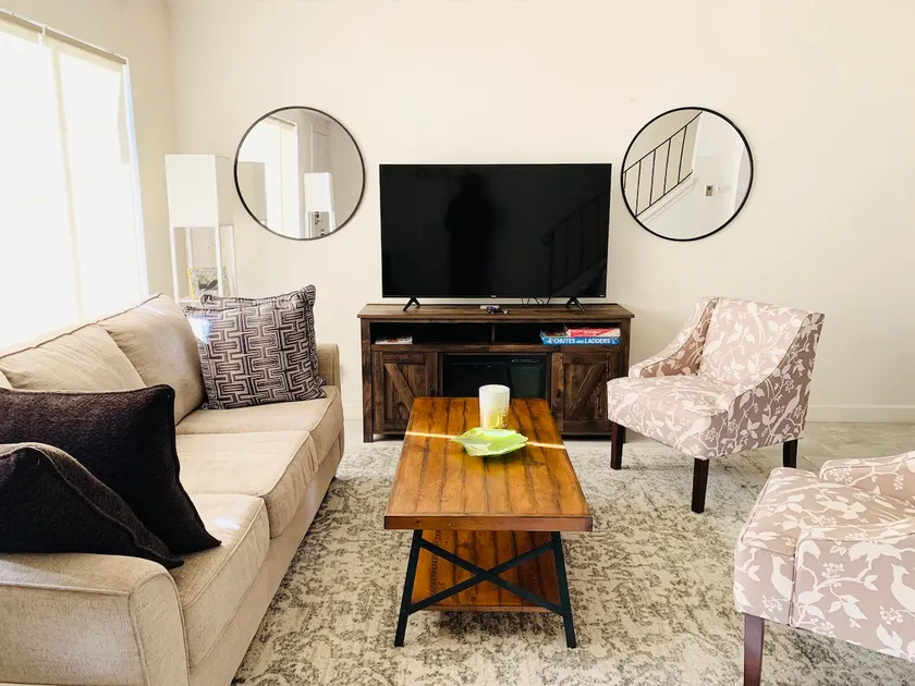A Bright & Modern 2BD/1.5BA House + Parking - Image 1