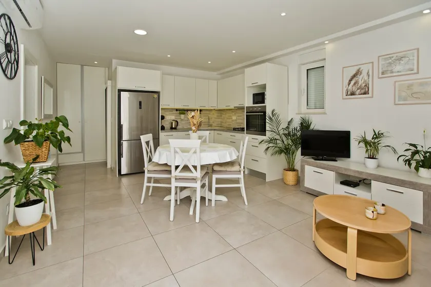 Two bedroom apartment with sea-view, parking, close to center of Hvar - Image 1