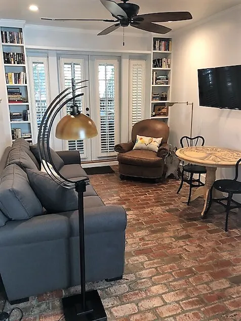 Quaint Cottage Refuge in Historic Downtown - Image 1