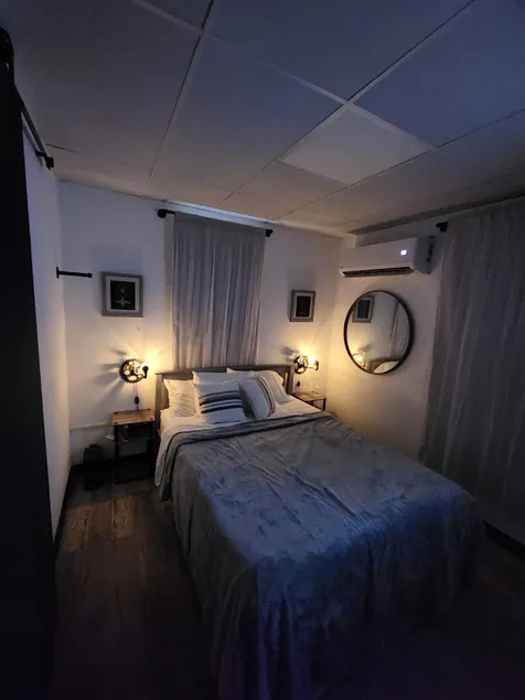 Discrete hidden 2nd floor private suite 1bd ac - Image 1
