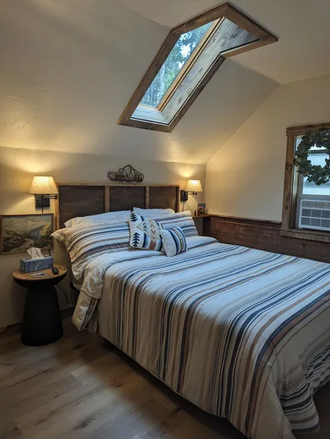 Pine View Loft Retreat for Two 18+ - Image 1