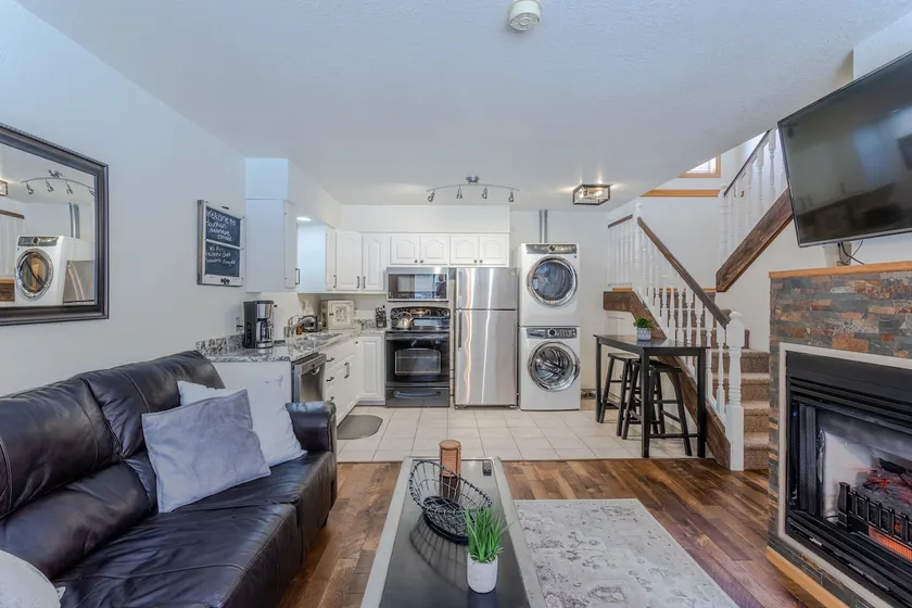 IDEAL Location, Walk Everywhere, Dog Friendly - Image 1