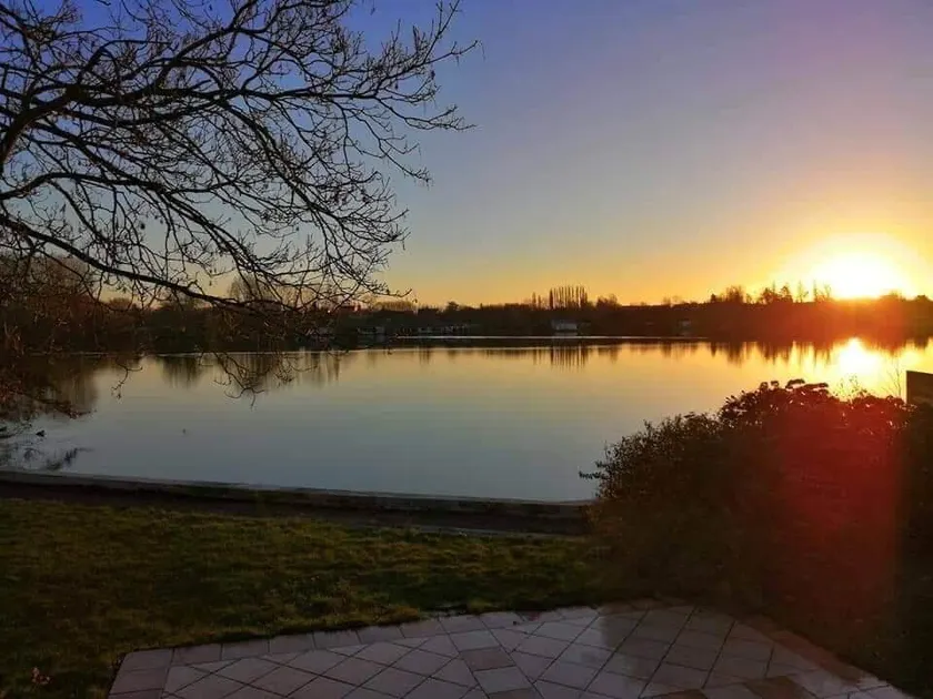 Accommodation de Charme with Spa on the banks of the Lake - Image 1