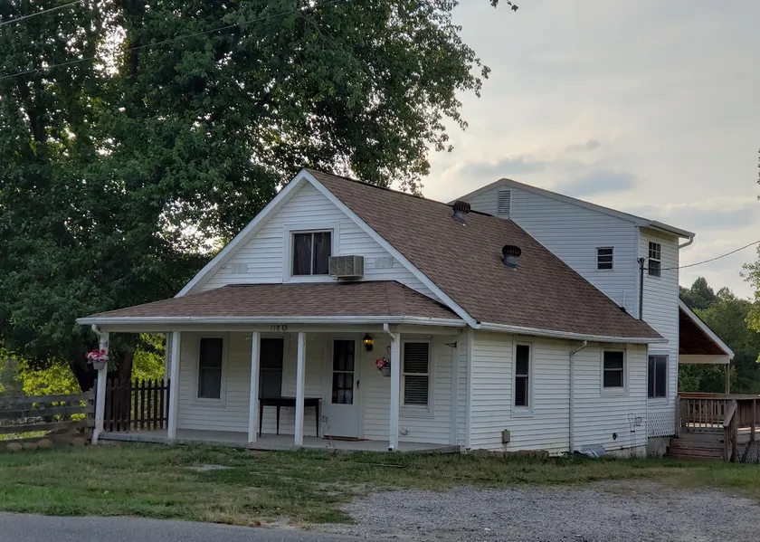 Farmhouse. Updated & great place to relax. Exit133 - Image 1