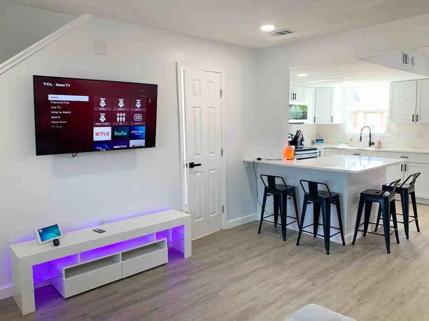 2 bed 2 bath modern home close drive to beaches - Image 1