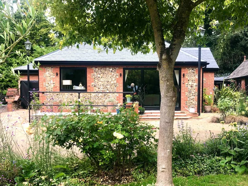 Spacious, level, luxury home with log burner - Image 1