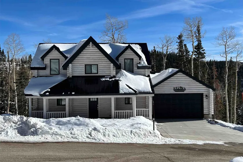 Summit Life: a ski-in, ski-out retreat offering luxury mountain living. - Image 1