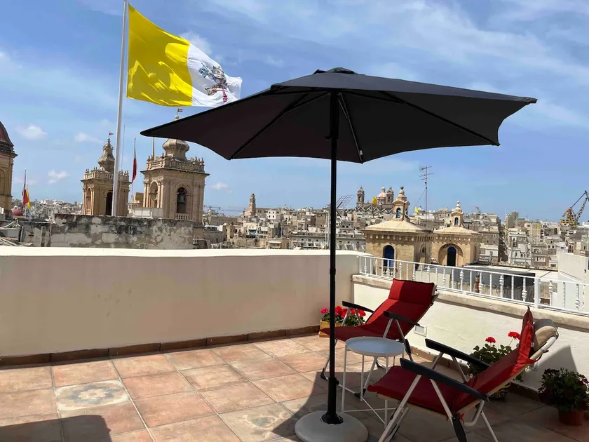 Birgu Square Townhouse, Rooftop & 3 Bathrooms - Image 1