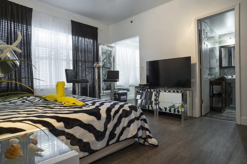 OCEAN DR. EXCLUSIVE, LOVELY,GREAT BEACH FRONT APT. - Image 1