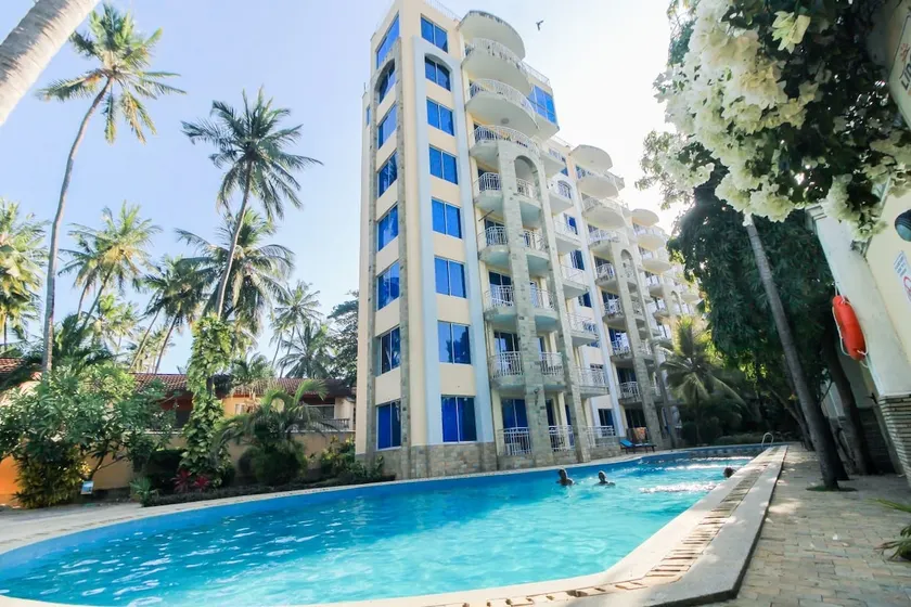 Mimah's Specious Beachfront apartment - Image 1