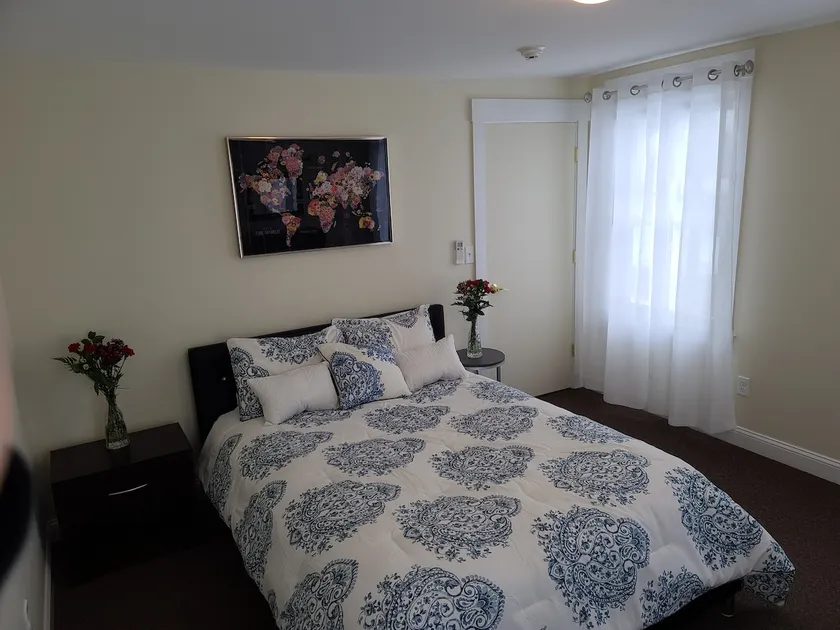 Clean, Comfy & Convenient. 1Bed Village Apt by MNR - Image 1