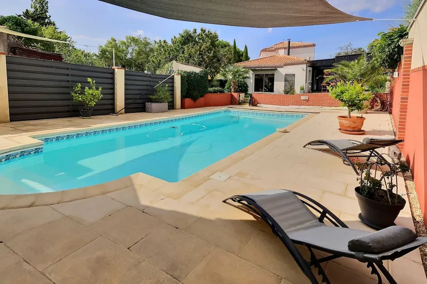 House rentals with a pool and a hot tub - Image 1