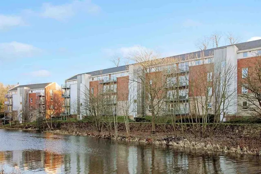 Lovely 2 bedroom top floor flat with free parking - Image 1