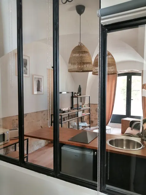 Atypical studio with vaults and exposed stones - Image 1