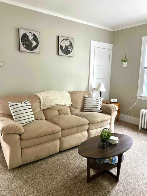 Two Bedroom Private Apt Walking Distance To Lake - Image 1