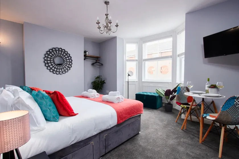 Stylish Apt Near EMA; Gym & Pool Access, Fast WiFi - Image 1