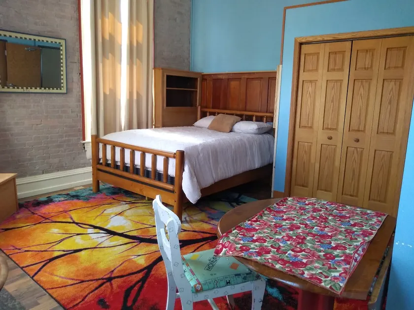 Charming Fully Furnished Efficiency Apartment - Image 1