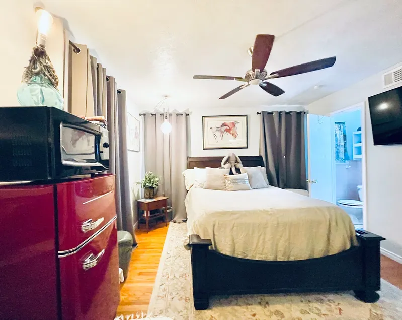 Pet-Friendly Queen - Private Bath & Entry - Nurses - Image 1