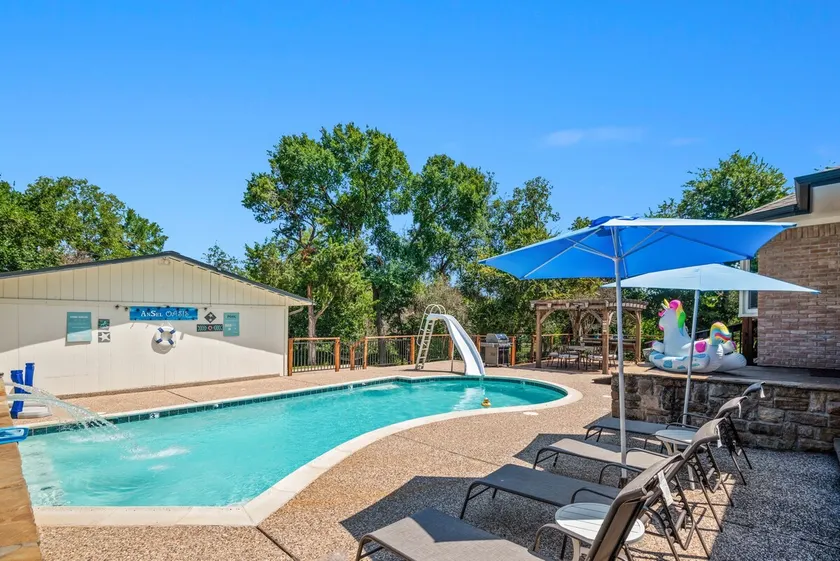 Sleep 16. Mid-term rent avail. Commercial parking. - Image 1