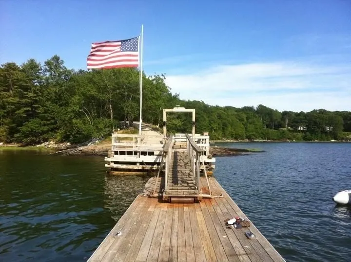 Demure coastal cottage steps to private beach. - Image 1