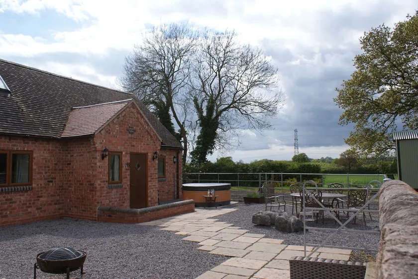 Granary at Oaks Barn Farm, Kadai fire bowl & optional hot tub, country location - Image 1