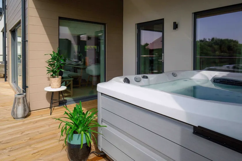 Serendipity | Cotswold Lakehouse | Hot Tub & Kayak - Image 1