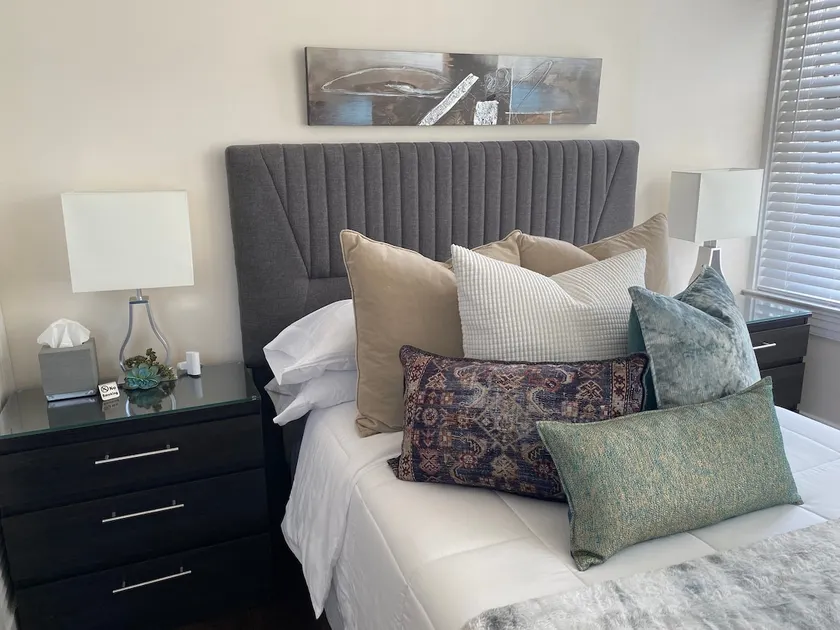 2BDRM Executive Suite mins from Downtown w/parking - Image 1