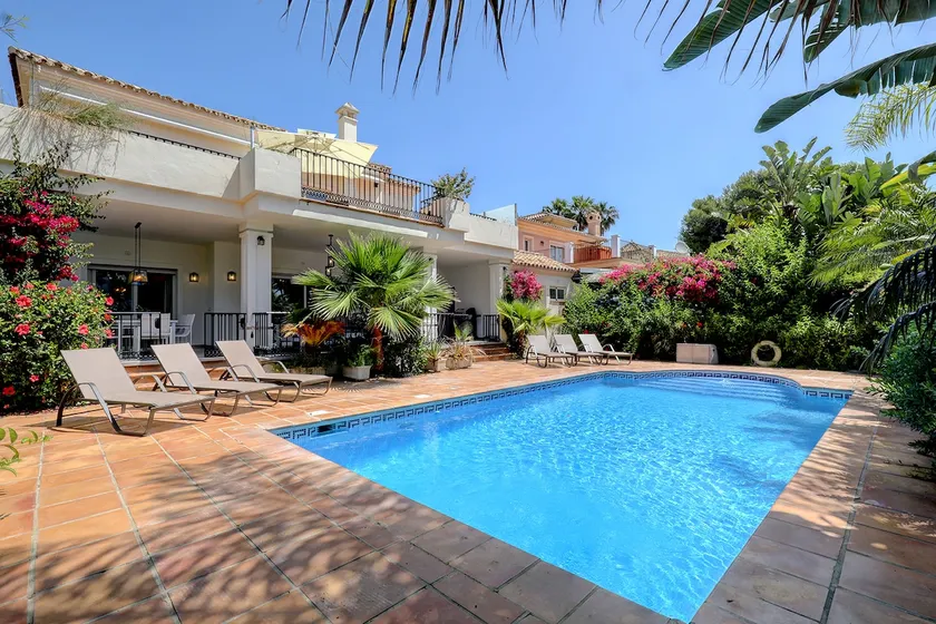 Beautiful 4 Bed Villa ⭐ Heated Pool ⭐ 650m Beach & Dunas de Artola - Image 1