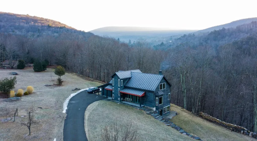 Woodstock House on 35 private acres Mountain Views - Image 1